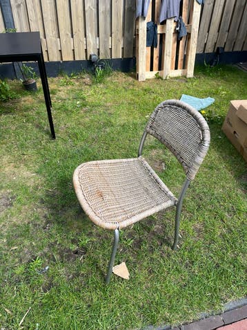 4 rieten stoelen GRATIS