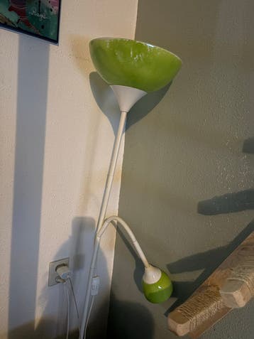 Gratis Groen geschilderde ikea vloerlamp met leeslamp