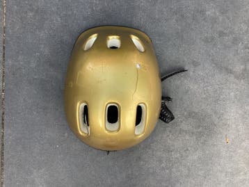 Gouden kinderfietshelm