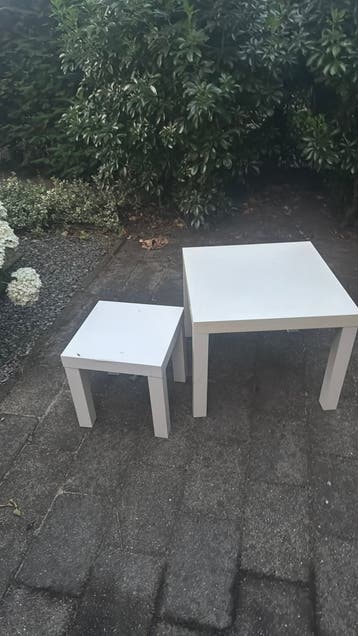 2 bijzet tafels.