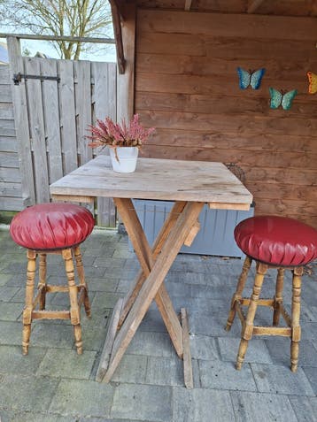 Leuke statafel met 2 barkrukken (eventueel 4)