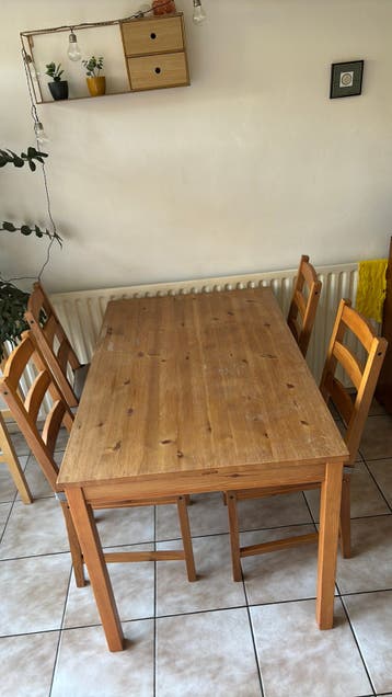 Eettafel met stoelen en kussentjes Gratis