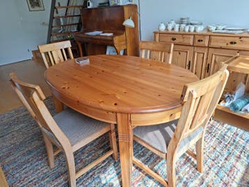 Gratis ronde eettafel met vier stoelen.
