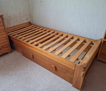Gratis bed met opberglades eronder.