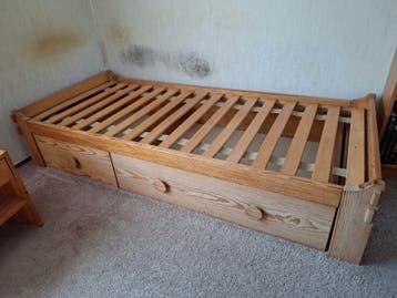 Gratis. Bed met opbergruimte