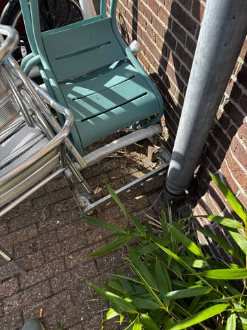 Kapotte ijzeren stoelen - ideaal voor onderdelen of project