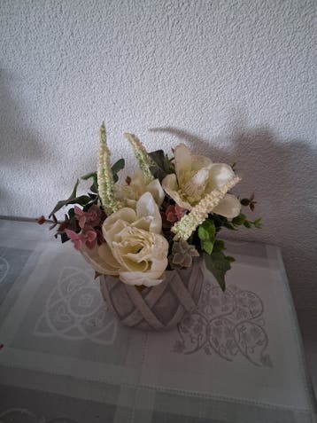 Bloemstuk van kunstbloemen