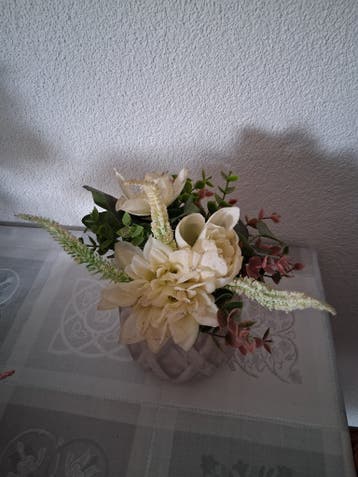 Bloemstuk van kunstbloemen in pot