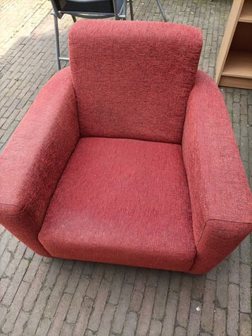 Rode stoffen fauteuil gratis op te halen