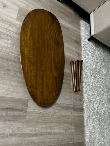Gratis: prachtige houten salontafel van Zara (poot te repar)