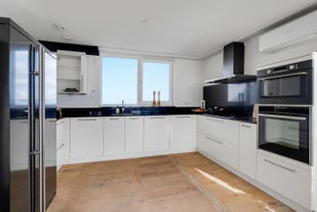 Gratis, moderne witte Tulp L/ U- keuken met zwart  blad.
