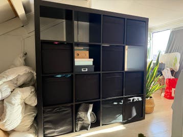 Zwarte kast IKEA Kallax 4x4 met 12 zwarte bakken
