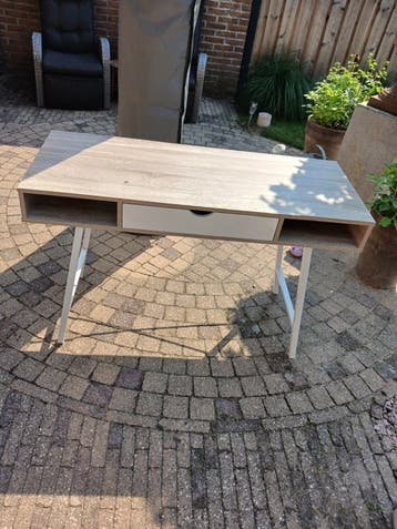 Modern bureau met lade en opbergvakken gratis