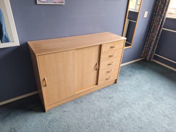 Houten dressoir met schuifdeur en lades