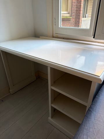 Wit bureau met opbergruimte