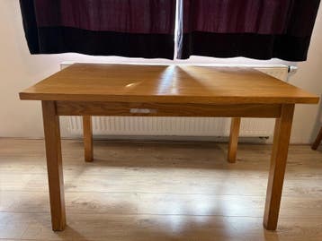 Salontafel, bijzettafels en 4 eetkamerstoelen