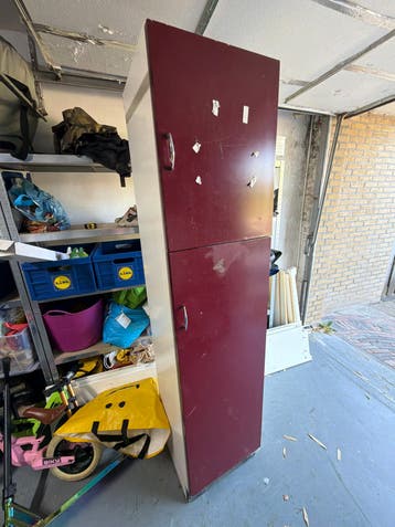 Hoge kast met planken en deuren