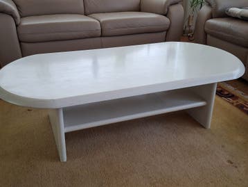 Ovale witte salontafel met extra opbergruimte