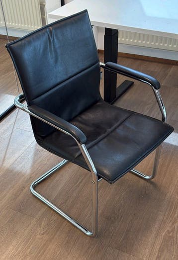 6x Zwarte leren vergaderstoelen met chromen frame