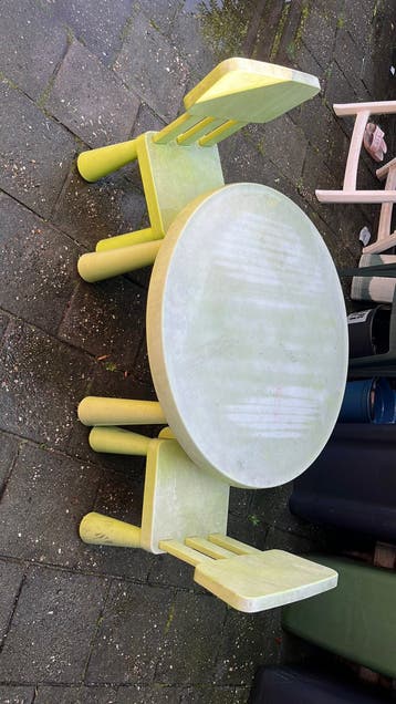 Kinder buiten tafel en 2 stoeltjes