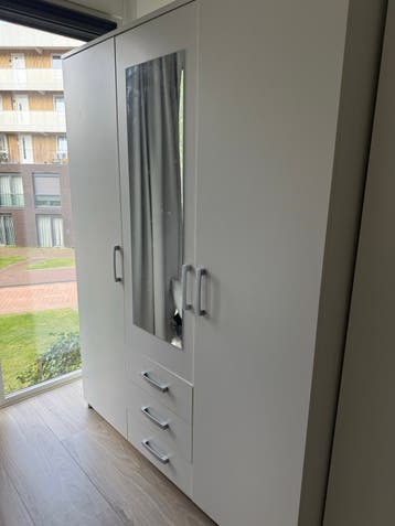 Ruime kledingkast met 5 lades en hangruimte