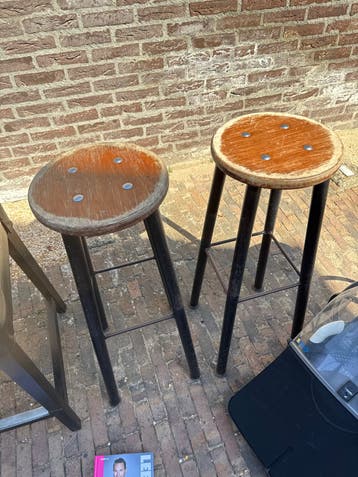 2 degelijke houten barkrukken