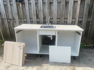 Keuken met spoelbak en kraan