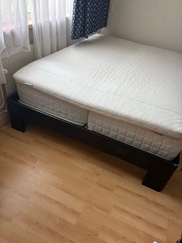 Zwart bedframe met matras - 160x200 cm
