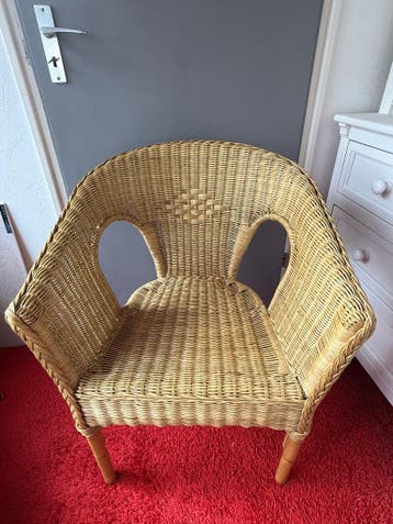 Gratis rotan rieten stoel met armleuningen kuipje terras