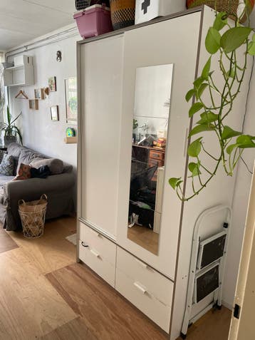 Witte kledingkast met spiegel en lades