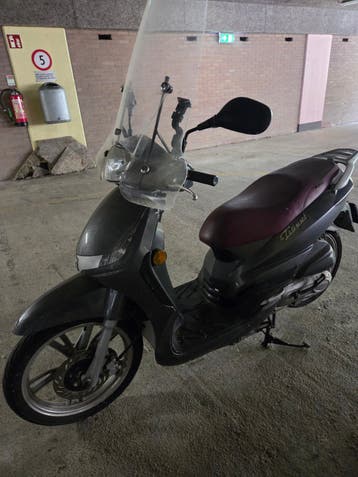 Peugeot Tweet Scooter - 1 jaar stilgestaan, geschorst