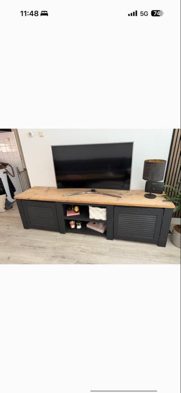 Stijlvol TV-meubel met houten blad en zwarte kasten
