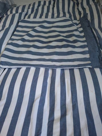 2x Eenpersoons donzen dekbedden met hoezen en matrassen
