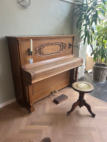 Gratis! Mooie piano - goed onderhouden. Halve octaaf te laag