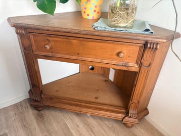 Corner cabinet