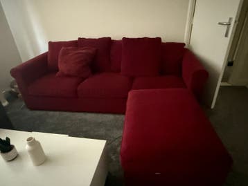Comfortabele rode bank met chaise longue