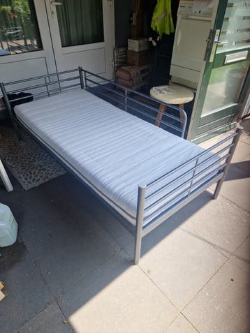 Logeerbed