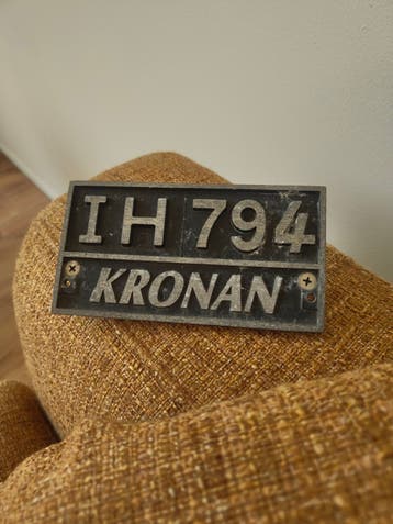 Vintage Zweeds nummerbord IH 794 Kronan