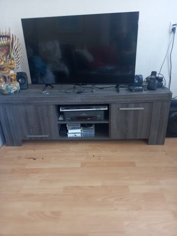 Nette t.v meubel gratis af te halen