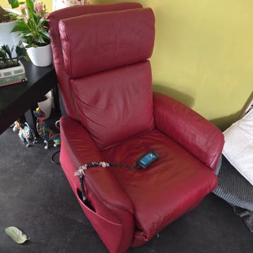 2 Lederen Sta-op Stoelen: 1 Kleine en 1 Grote