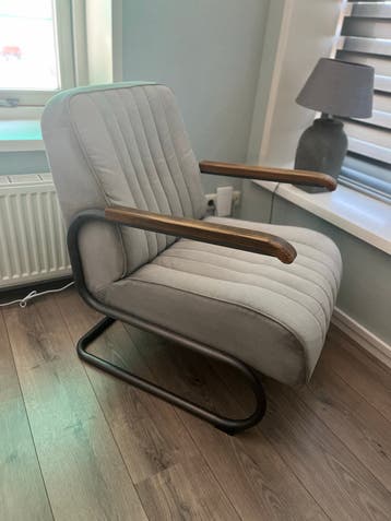 Moet weg! Comfortabele fauteuil met houten armleuningen
