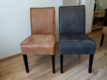 6 stoelen: 4 cognac en 2 grijze eetkamerstoelen
