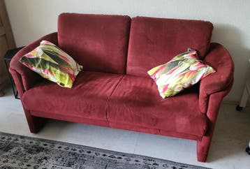 Twee tweezits banken (rood)