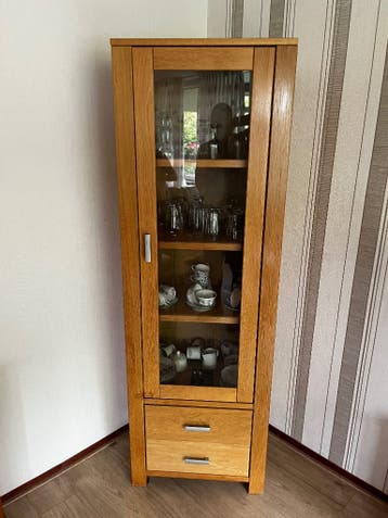 hoge kast met glas donatie Kika en KWF