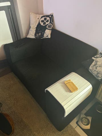 Compacte zwarte loveseat