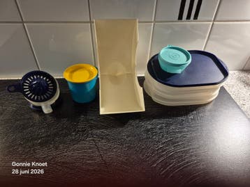 Tupperware set: citruspers, beker, bewaardozen