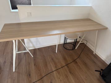 Ruim bureau met houten blad en wit onderstel