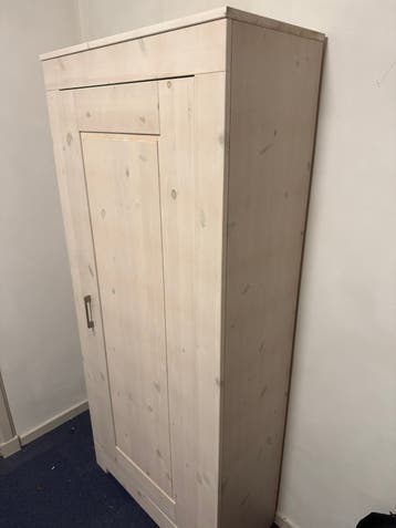 2 Houten kledingkasten met planken en hangruimte + 1 commode
