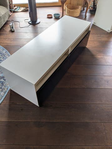 Ikea BESTA Witte TV-meubel met zwarte deurtjes