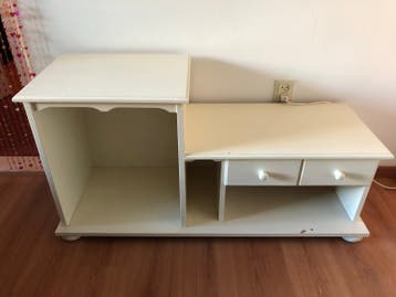 Wit houten kastje met lades en opbergvakken
